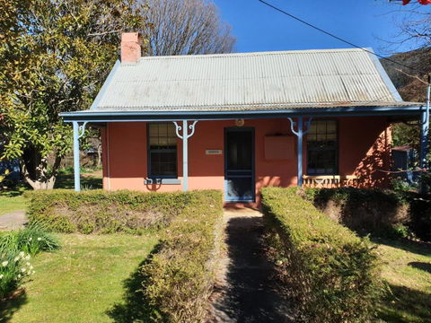 Redruth - 2 Bedroom Cottage Situated In Wandiligong - Accommodation Search 0