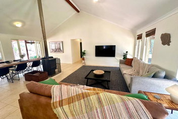 Redtail House - Carlotta with Accommodation Search