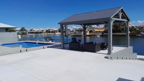 Relax Poolside By The Canal - Accommodation Search 1