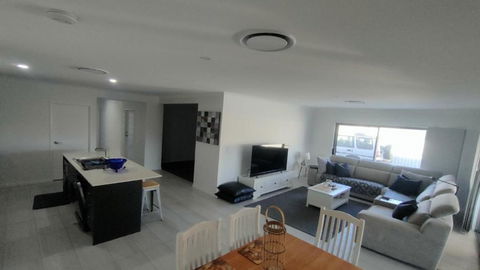 Relax Poolside By The Canal - Accommodation Search 3