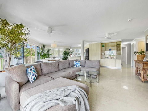 Relaxing Ocean View Apartment In Buddina - Accommodation Search 0