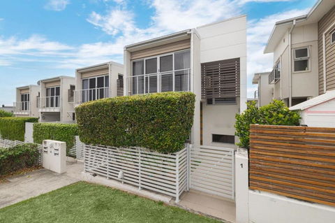 Renov Peaceful 3BR Morningside Gem: Cozy Retreat - Accommodation Search 3
