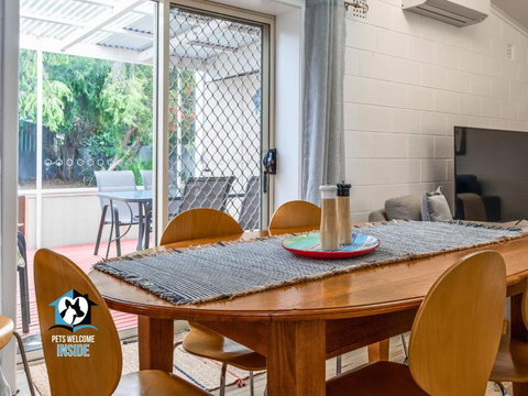 Renovated 3BR One Street To Beach - Accommodation Search 2