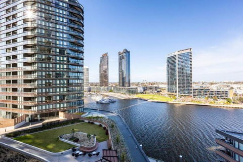 Resort-style Docklands Riverview Stay With Parking - Accommodation Search 0