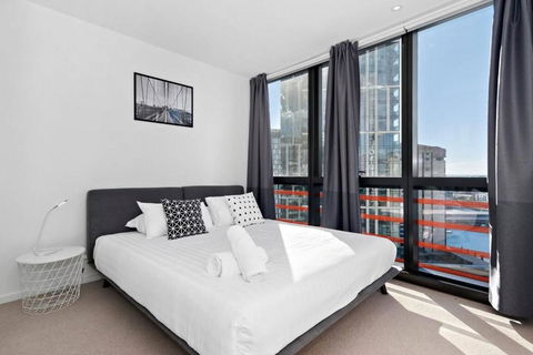 Resort-style Docklands Riverview Stay With Parking - Accommodation Search 1