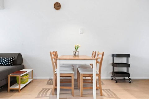 Resort-style Docklands Riverview Stay With Parking - Accommodation Search 3