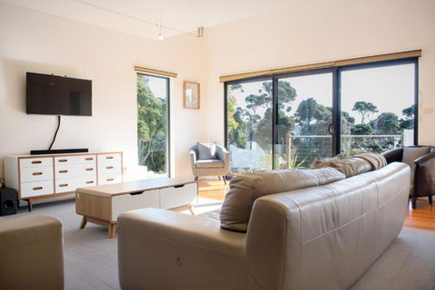 Retreat By The River - Views Wi-fi & Parking - Accommodation Search 0