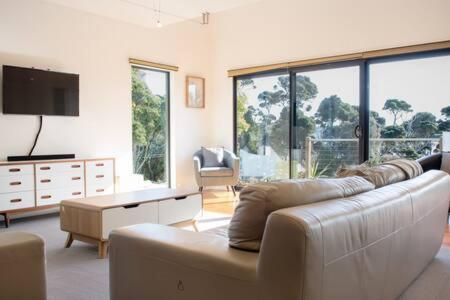 Retreat By The River - Views Wi-fi & Parking - Accommodation Search 1