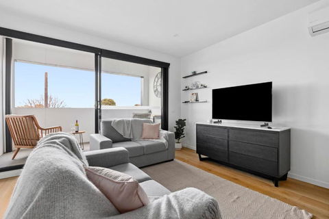 Retreat On Bellerine I 2BR Apartment I Geelong CBD - Accommodation Search 0