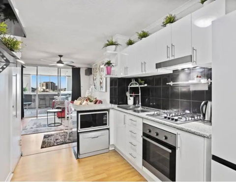 Retro Chic Vibes, Tropical Pool & Prime Location - Accommodation Search 3