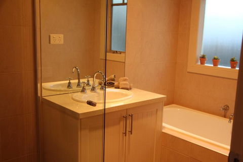 River Rock Cottage Centrally Located And Dog Friendly - Accommodation Search 3