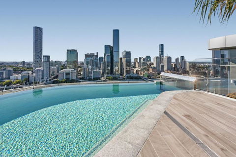 River-View Unit With Rooftop Pool Near Museums - Accommodation Search 0