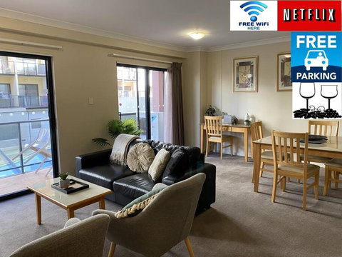 RIVERSIDE CITY VIEW PARKING NETFLIX WIFI WINE FREE - Accommodation Search 0