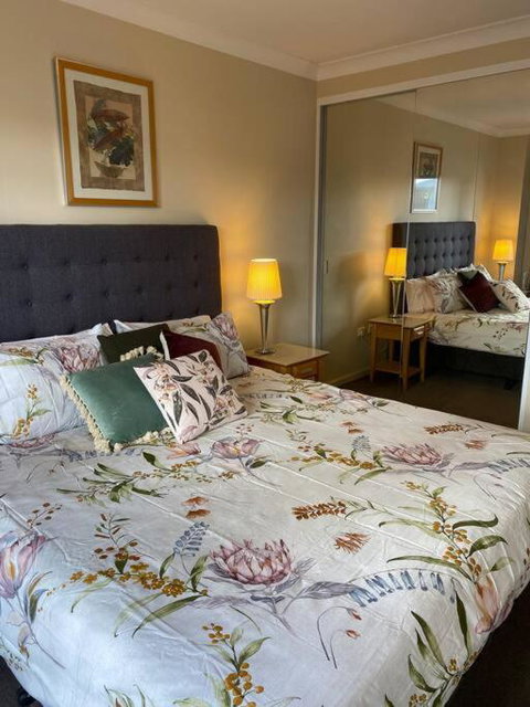 RIVERSIDE CITY VIEW PARKING NETFLIX WIFI WINE FREE - Accommodation Search 1