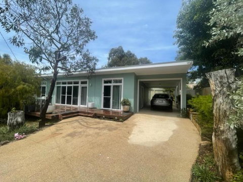 Saltbush - Ideally Located And Modernised MCM Beach House - Accommodation Search 0