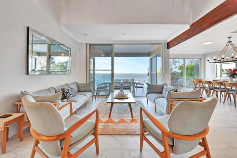 Royal Retreat Peaceful Lakefront - Accommodation Search 1