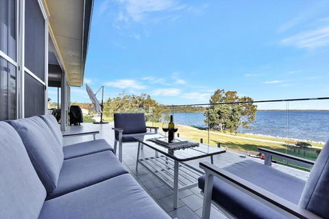Royal Retreat Peaceful Lakefront - Accommodation Search 0