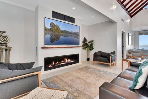 Royal Retreat Peaceful Lakefront - Accommodation Search 3