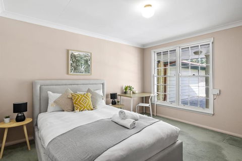 Rustic Queen Room - Located At Serene Street In Pymble - Shared Bathroom - Accommodation Search 0