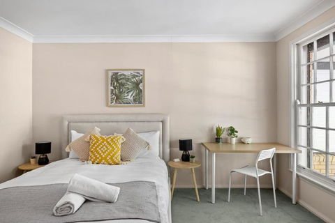Rustic Queen Room - Located At Serene Street In Pymble - Shared Bathroom - Accommodation Search 1