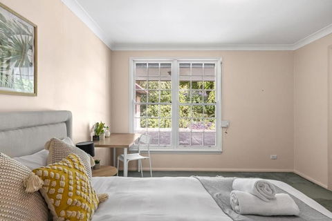 Rustic Queen Room - Located At Serene Street In Pymble - Shared Bathroom - Accommodation Search 2