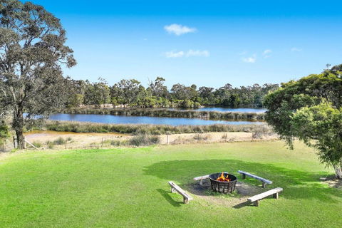 Roads End With Games Barn Ponies Alfresco Dining - Accommodation Search 3