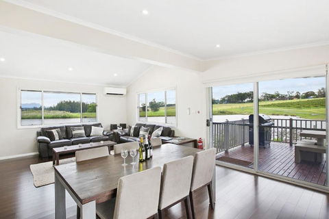 Romantic Lakehouse Set In A Private Vineyard In The Hunter Valley - Accommodation Search 2