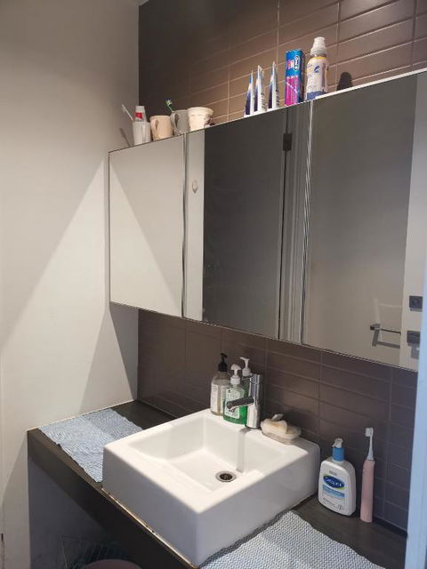 Room With King-size Bed Close To Melbourne CBD & Southern Cross Station - Accommodation Search 2