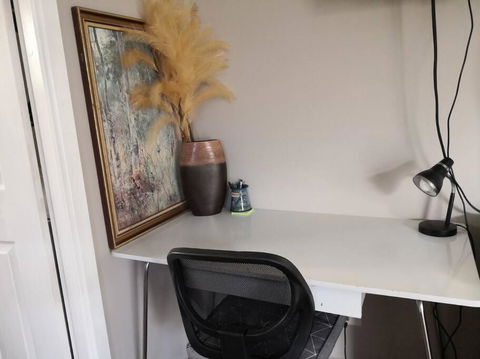 Roomy Rosegarden Flat In Roselands - Accommodation Search 1