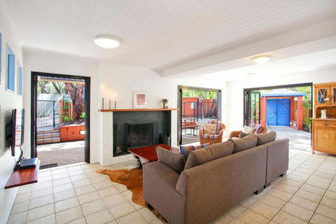 Ross Cres Spacious Private Beach House - Accommodation Search 1