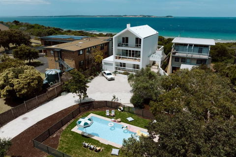 Sagres Queenscliff - Luxury House By The Beach - Accommodation Search 1