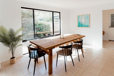 Salhus - Sleep In King Beds & Easy Walk To Town - Accommodation Search 2