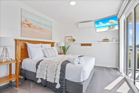 SALTAIR Beach House Right In Town - Accommodation Search 1