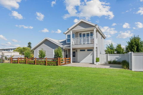 SALTAIR Beach House Right In Town - Accommodation Search 0