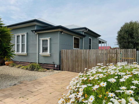 Saltwater Bungalow - WiFi - Accommodation Search 0