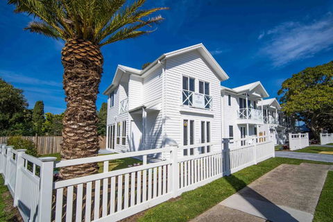 Salty Palms By The Sea - ONE - Accommodation Search 0