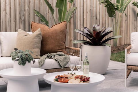 SALTY PALMS On HENLEY -THREE - Accommodation Search 1