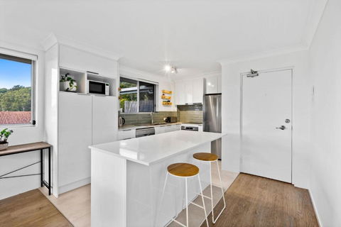 Salty Sea Breeze Apartment 500m To Waters Edge - Accommodation Search 1