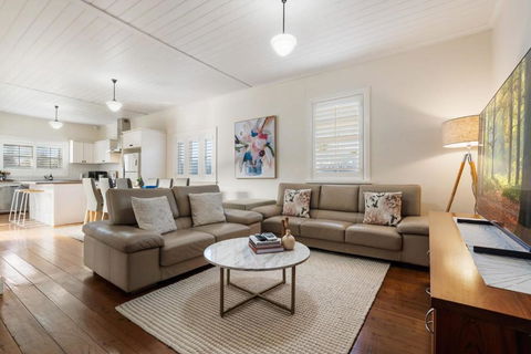 Sampson Cottage - Historic Charm - Accommodation Search 3