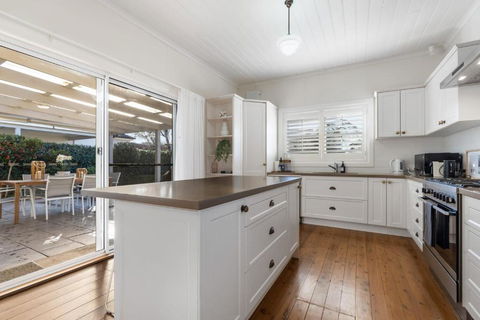 Sampson Cottage - Historic Charm - Accommodation Search 2