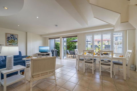 Sandcastles 4 -8 Ala Moana Way - Accommodation Search 1