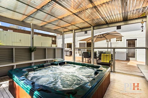 Sandy Bay Getaway W Spa 4 Bdr - Accommodation Search 1
