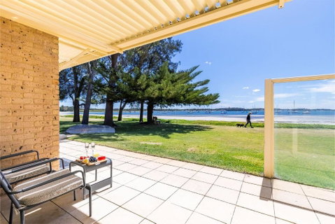 Sandy Beach House Corlette Unit 1 Waterfront WI-FI Aircon - Accommodation Search 2