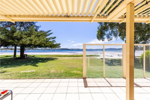 Sandy Beach House Corlette Unit 1 Waterfront WI-FI Aircon - Accommodation Search 1