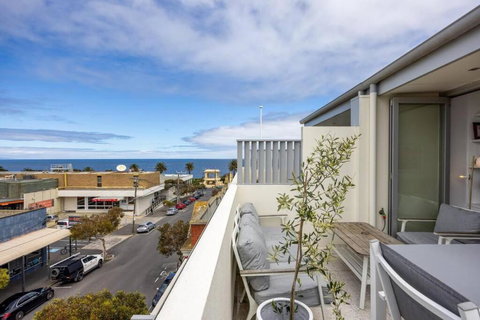 Sandy@Village - Newly Renovated + Bay Views - Accommodation Search 0