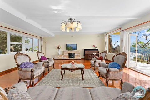Spacious 4-Bed Home Water Views In Castle Cove - Accommodation Search 0