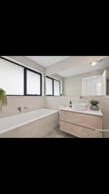 Spacious House Close To Hobart CBD WiFi And New Sony QLED Smart TV - Accommodation Search 3