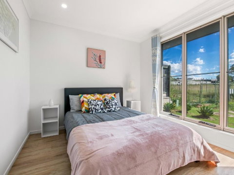 Spacious Newly Furnished 4BD Family Retreat - Accommodation Search 3