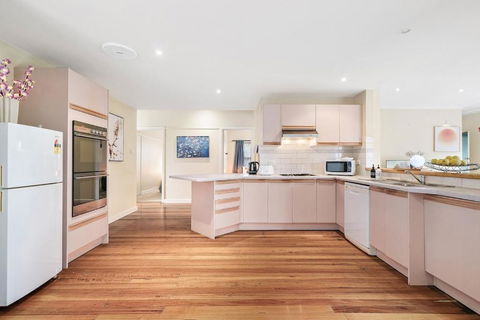 Stunning Family Home The Heart Of Box Hill North - Accommodation Search 3