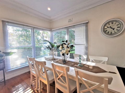 Sydney Meets Miranda, Comfy 4 Bedrooms Corner House - Accommodation Search 3
